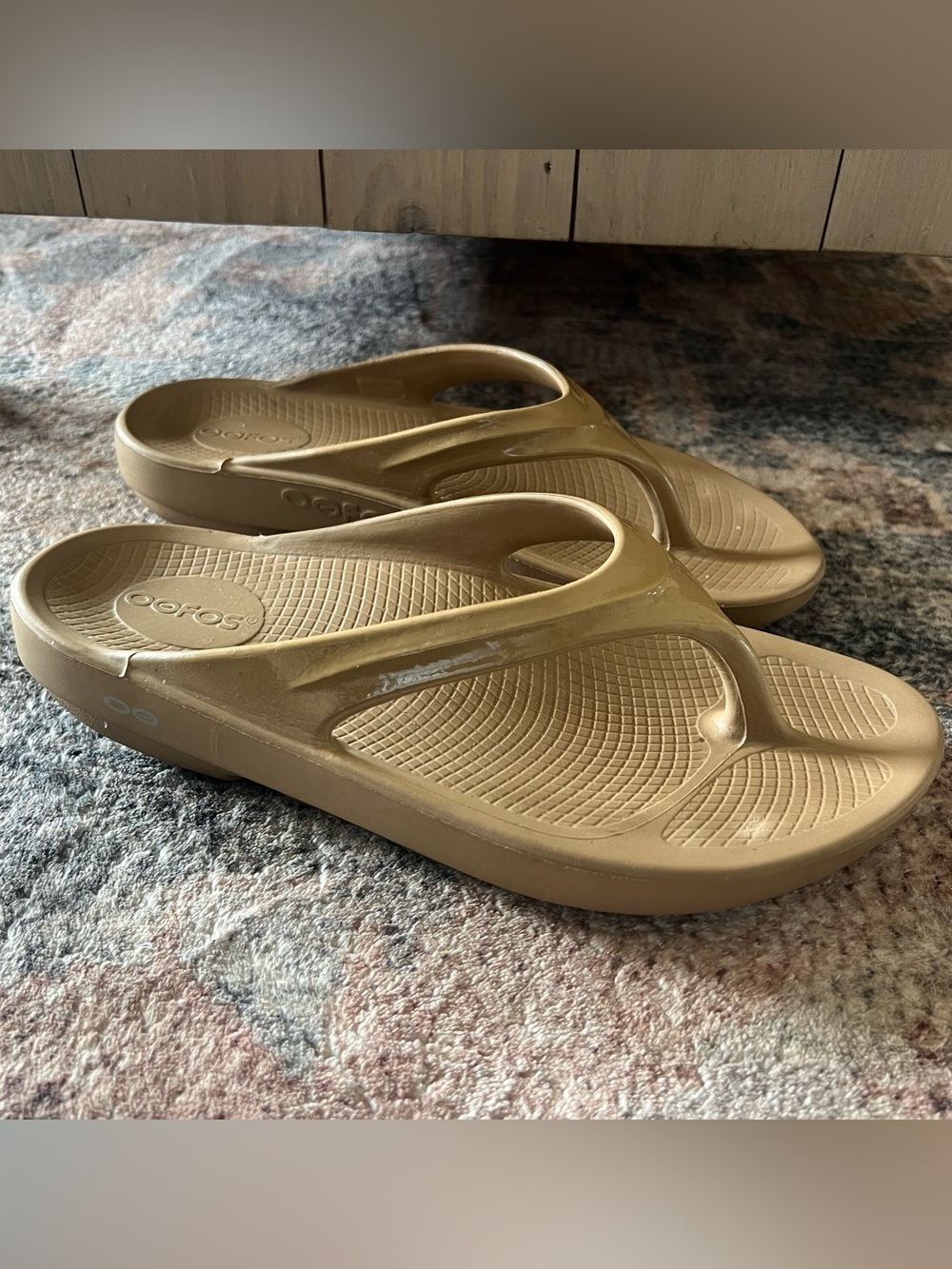 Oofos OOriginal Thong Sandals in Metallic Gold